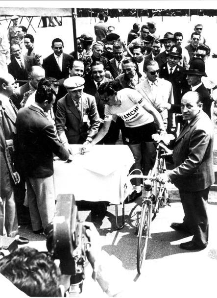 Fausto Coppi alla partenza della Milano-Sanremo 1946 di cui fu il vincitore con 14 minuti di vantaggio sul francese Teisseire